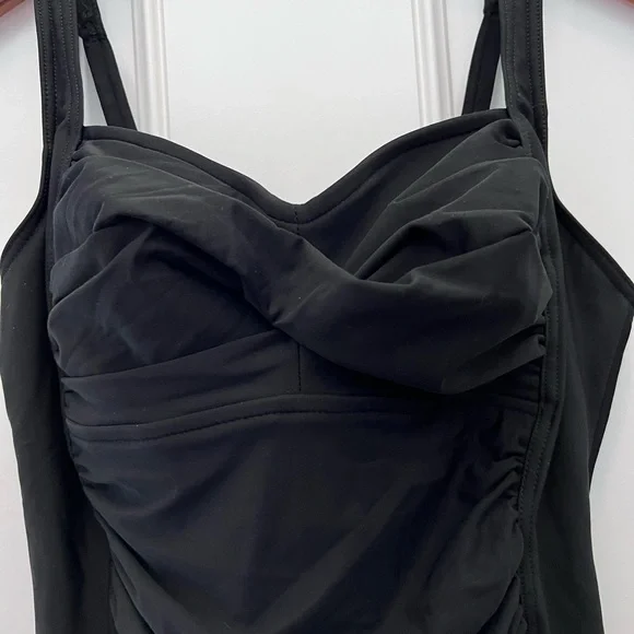 Land’s End one piece swimsuit with padding. Adjustable straps has liner.… - Picture 2 of 8